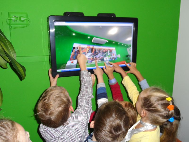 Фото к Дошкольники в гостях у инфоцентра изучали космос