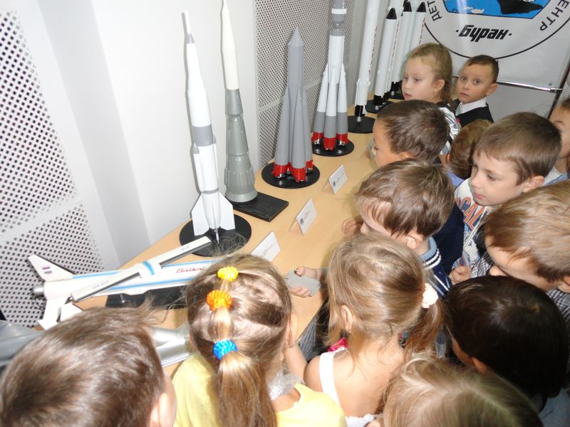 Фото к Дошкольники в гостях у инфоцентра изучали космос