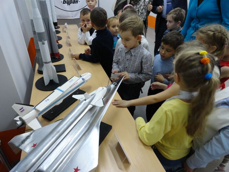 Фото к Дошкольники в гостях у инфоцентра изучали космос