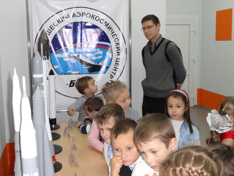 Фото к Дошкольники в гостях у инфоцентра изучали космос