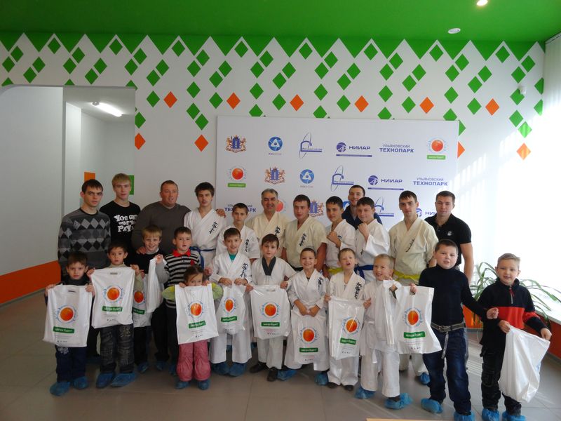 Фото к Юные каратисты  в гостях у  информационного центра