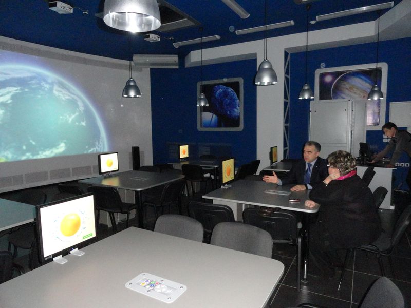 Фото к Специальный представитель по международному культурному сотрудничеству в гостях  у информационного центра