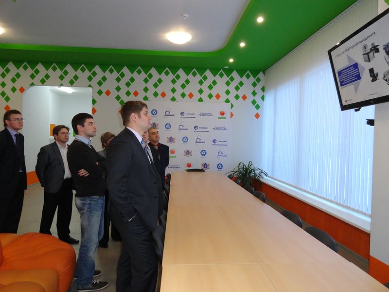 Фото к Заместитель министра экономического развития РФ посетил информационный центр.