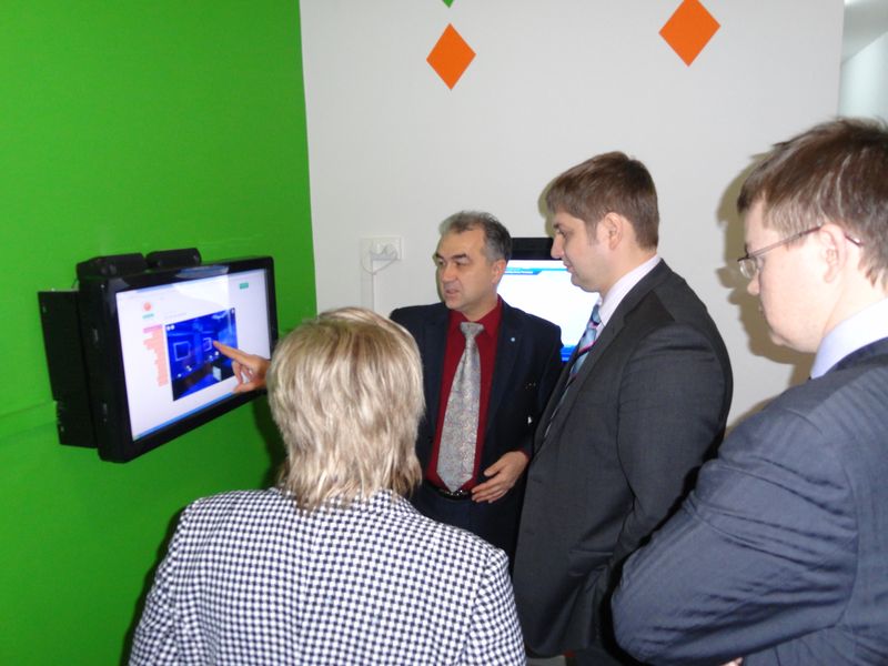 Фото к Заместитель министра экономического развития РФ посетил информационный центр.