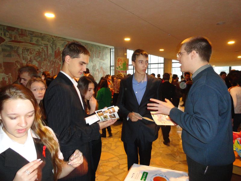 Фото к Информационный центр принял участие в акции «Звезды против ВИЧ!»