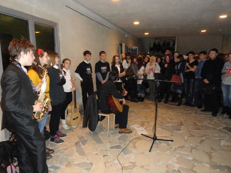 Фото к Информационный центр принял участие в акции «Звезды против ВИЧ!»