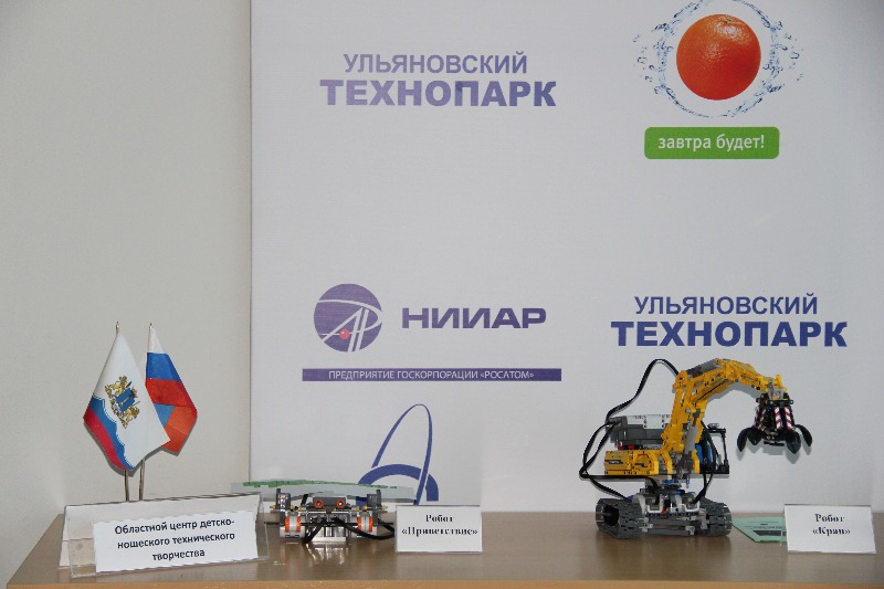 Фото к Роботы встретят посетителей информационного центра