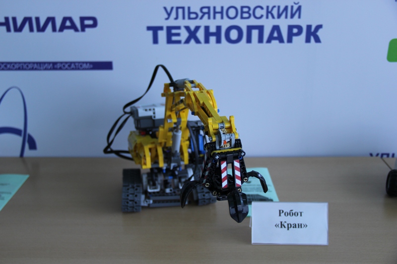 Фото к Роботы встретят посетителей информационного центра