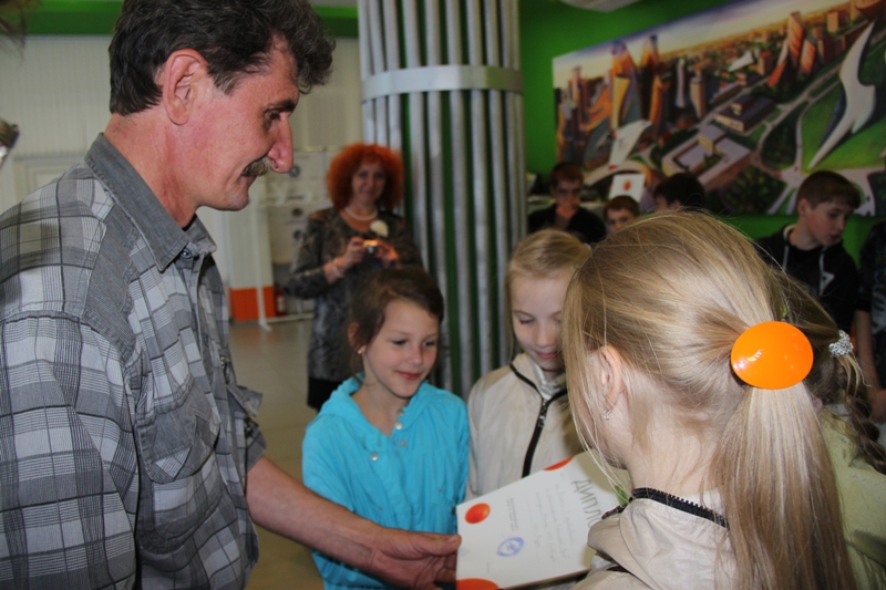 Фото к Более 300 школьников и дошкольников посетили выставку роботов и посоревновались