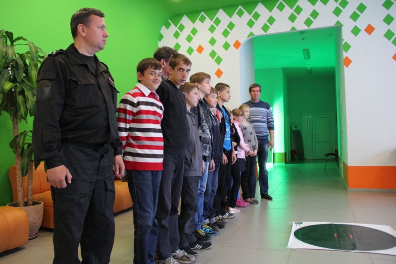 Фото к Более 300 школьников и дошкольников посетили выставку роботов и посоревновались