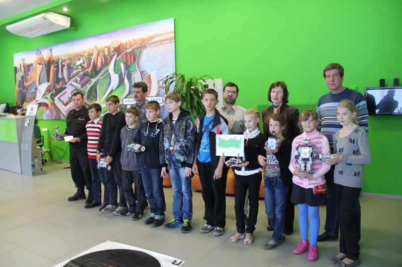 Фото к Более 300 школьников и дошкольников посетили выставку роботов и посоревновались