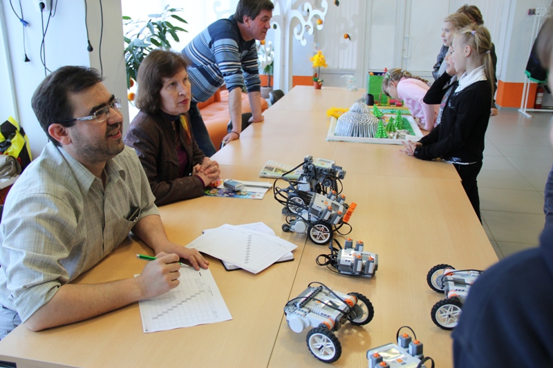 Фото к Более 300 школьников и дошкольников посетили выставку роботов и посоревновались