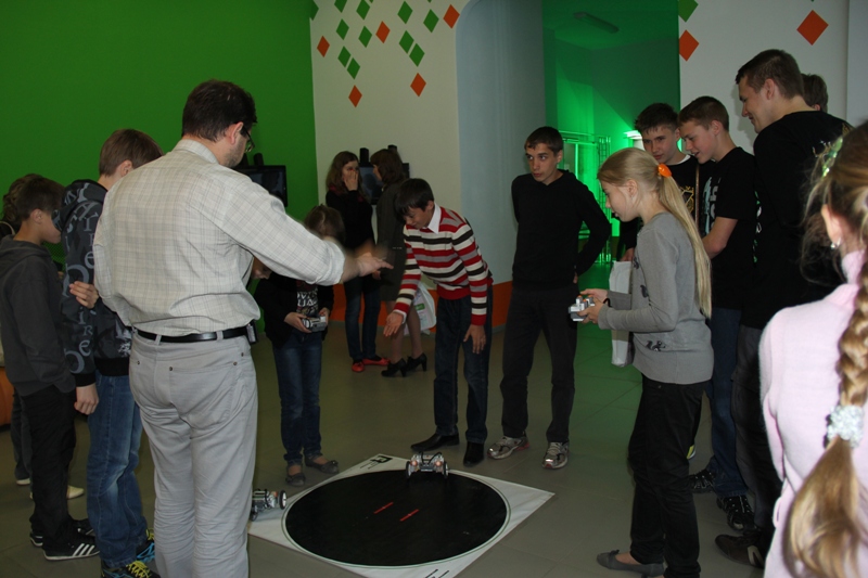 Фото к Более 300 школьников и дошкольников посетили выставку роботов и посоревновались