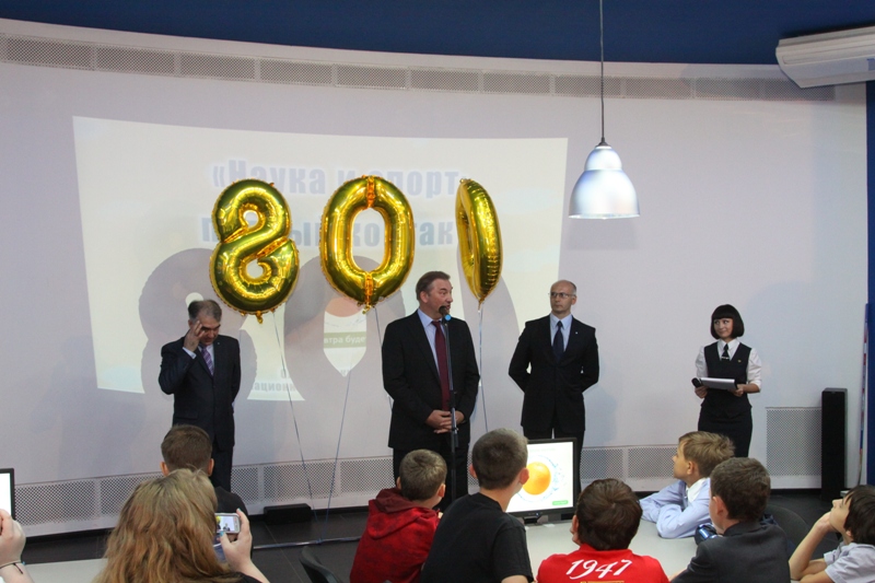 Фото к Владислав Третьяк поздравил 800-тысячного посетителя сети информационных центров по атомной энергии