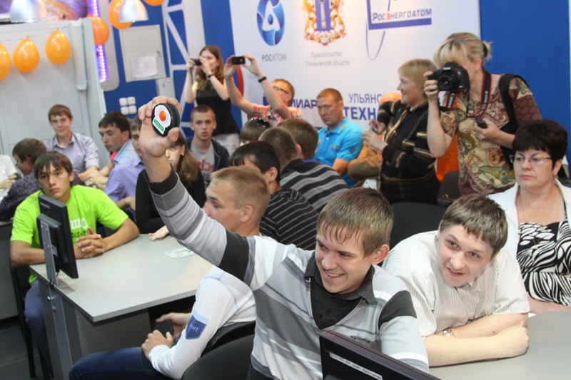 Фото к Владислав Третьяк поздравил 800-тысячного посетителя сети информационных центров по атомной энергии