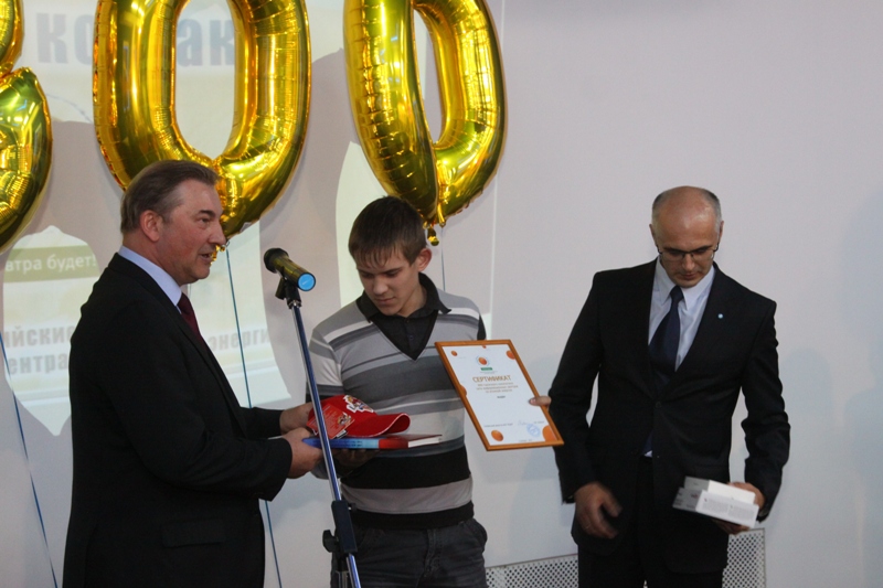 Фото к Владислав Третьяк поздравил 800-тысячного посетителя сети информационных центров по атомной энергии