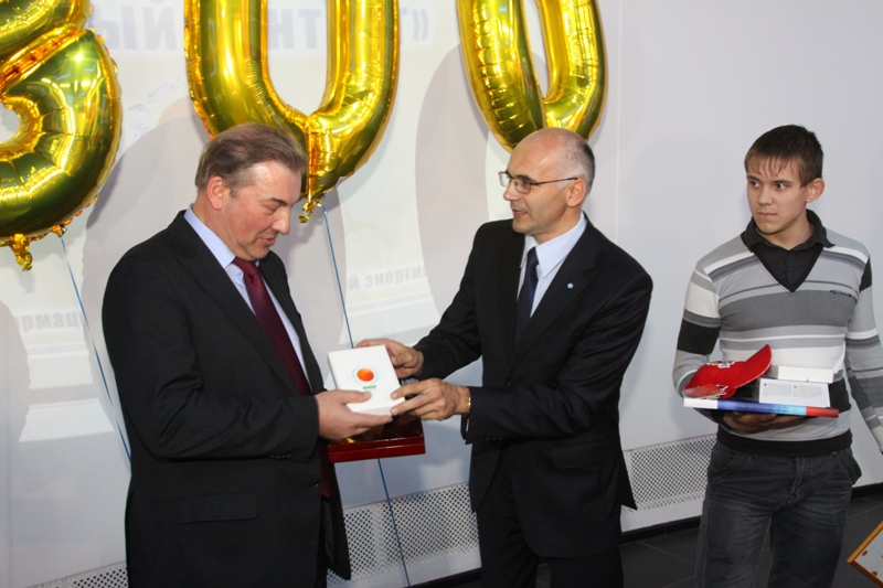 Фото к Владислав Третьяк поздравил 800-тысячного посетителя сети информационных центров по атомной энергии