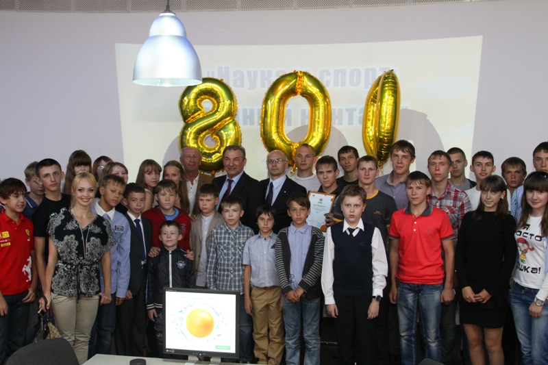 Фото к Владислав Третьяк поздравил 800-тысячного посетителя сети информационных центров по атомной энергии