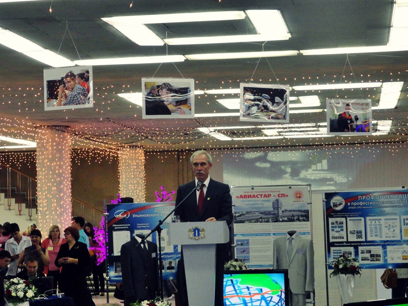 Фото к Информационный центр на первом съезде выпускников и молодых специалистов