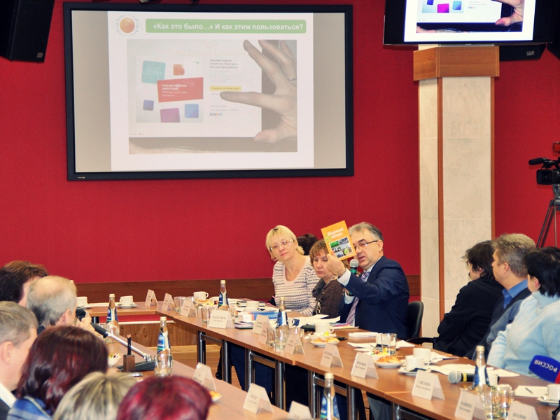 Фото к QRчатовская библиотека была представлена на встрече Губернатора Ульяновской области Сергея Морозова с педагогами, представителями вузов, директорами некоммерческих организаций