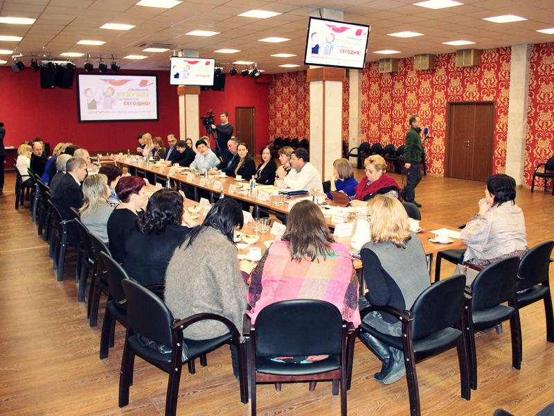 Фото к QRчатовская библиотека была представлена на встрече Губернатора Ульяновской области Сергея Морозова с педагогами, представителями вузов, директорами некоммерческих организаций