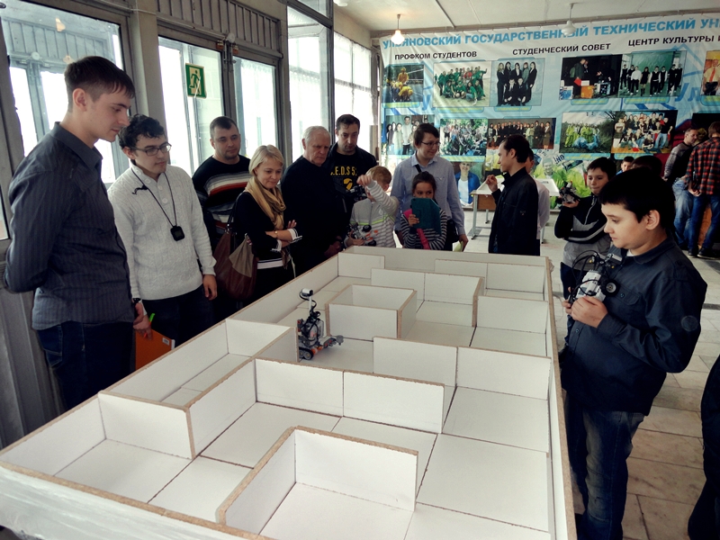 Фото к Информационный центр атомной отрасли принял участие в проведении соревнований по робототехнике