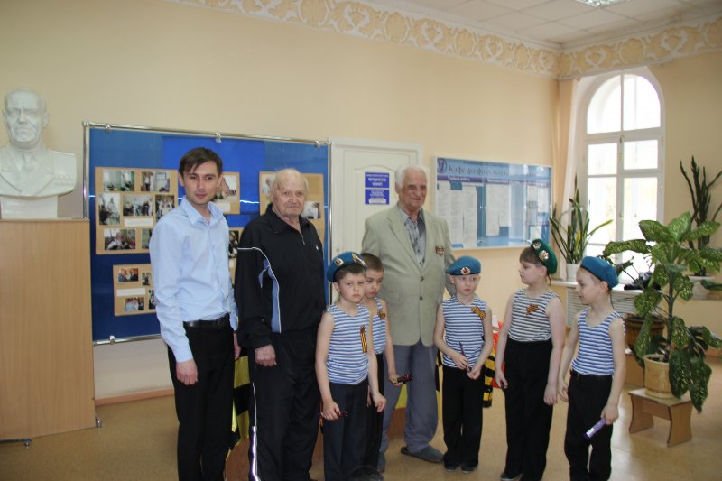 Фото к Я знаю от папы, я знаю от деда, девятого мая пришла к нам Победа!