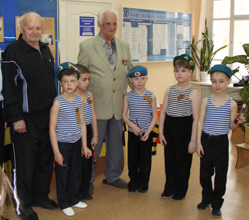 Фото к Я знаю от папы, я знаю от деда, девятого мая пришла к нам Победа!