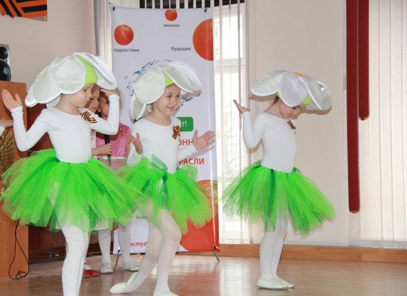 Фото к Я знаю от папы, я знаю от деда, девятого мая пришла к нам Победа!