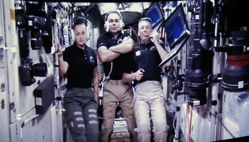 Фото к Члены экипажа МКС рассказали гостям IX фестиваля науки «NAUKA 0+" и Ульяновского ИЦАЭ о снах на орбите