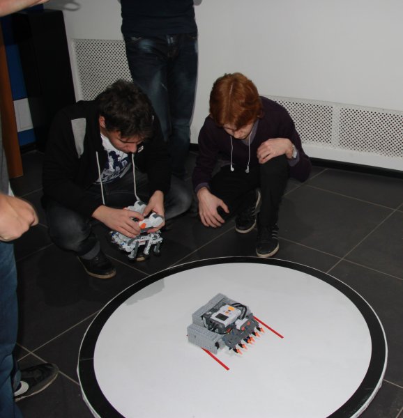 Фото к Сумо, большая и маленькая линия, шагающие роботы сражались в Информационном Центре по атомной энергии г. Ульяновска