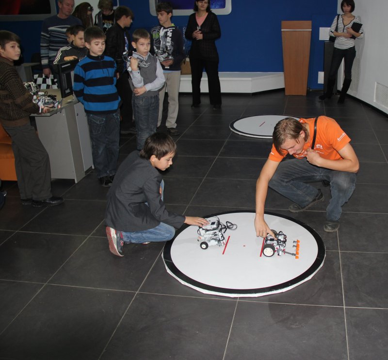 Фото к Сумо, большая и маленькая линия, шагающие роботы сражались в Информационном Центре по атомной энергии г. Ульяновска