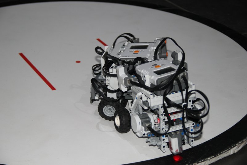 Фото к Сумо, большая и маленькая линия, шагающие роботы сражались в Информационном Центре по атомной энергии г. Ульяновска