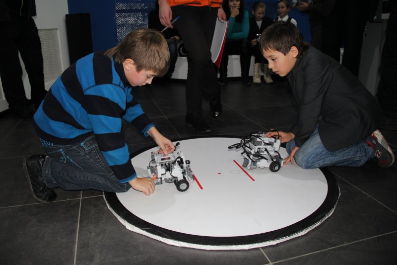 Фото к Сумо, большая и маленькая линия, шагающие роботы сражались в Информационном Центре по атомной энергии г. Ульяновска