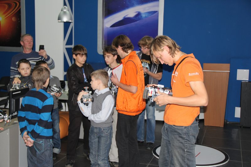 Фото к Сумо, большая и маленькая линия, шагающие роботы сражались в Информационном Центре по атомной энергии г. Ульяновска