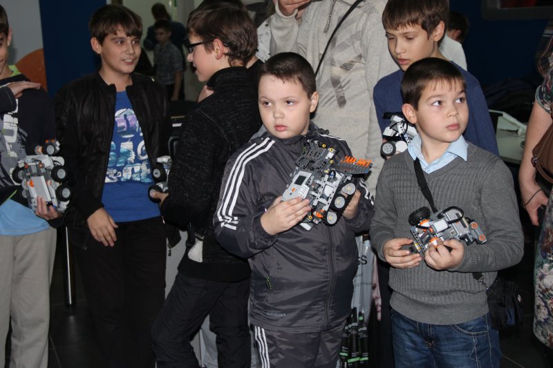 Фото к Сумо, большая и маленькая линия, шагающие роботы сражались в Информационном Центре по атомной энергии г. Ульяновска