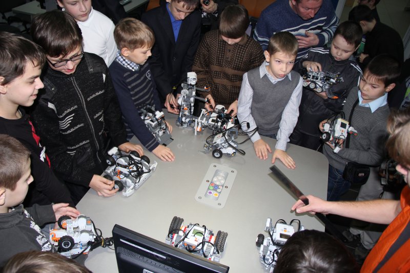 Фото к Сумо, большая и маленькая линия, шагающие роботы сражались в Информационном Центре по атомной энергии г. Ульяновска