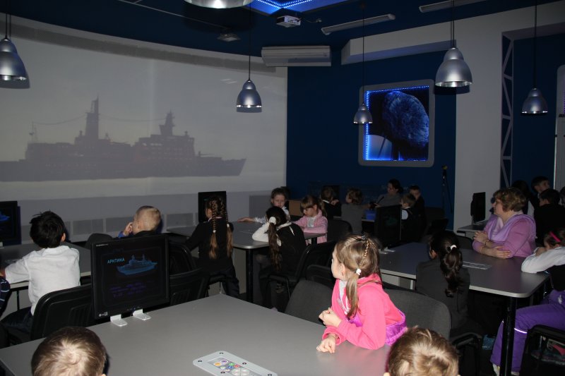 Фото к В ИЦАЭ открылась выставка марок, посвященная 55-летию атомного флота России