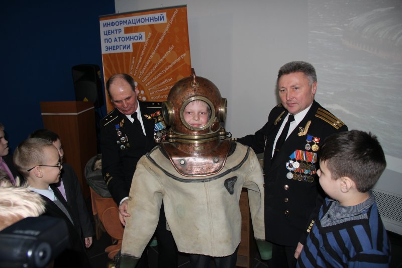Фото к Командиры атомных подводных кораблей провели «Урок мужества» в ИЦАЭ для учащихся МБОУ СОШ № 15 «имени Героя Советского Союза Д. Я. Старостина»