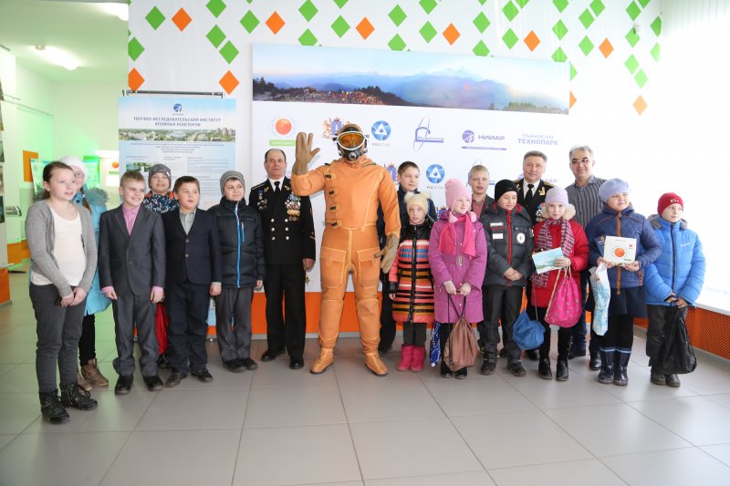 Фото к Командиры атомных подводных кораблей провели «Урок мужества» в ИЦАЭ для учащихся МБОУ СОШ № 15 «имени Героя Советского Союза Д. Я. Старостина»