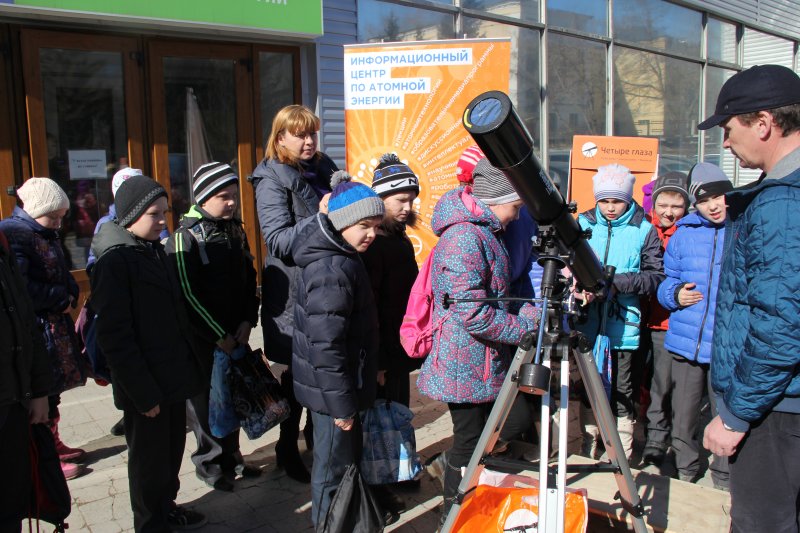 Фото к Солнечное затмение через телескоп со специальным фильтром могли наблюдать жители города в ИЦАЭ.