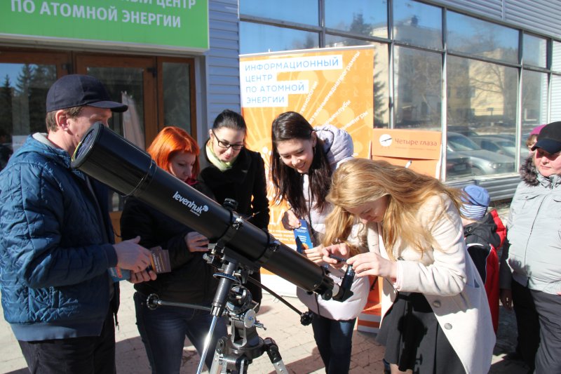 Фото к Солнечное затмение через телескоп со специальным фильтром могли наблюдать жители города в ИЦАЭ.