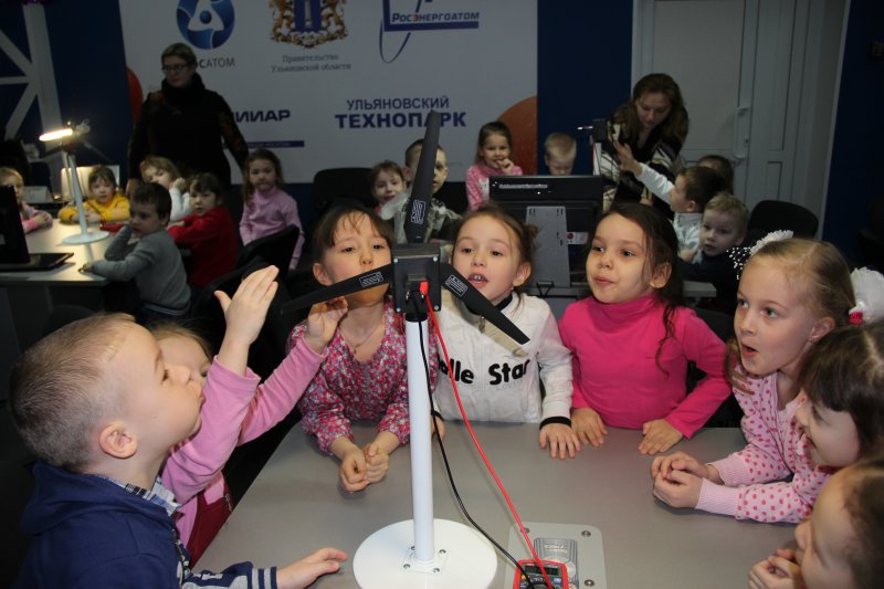 Фото к Воспитанники «Центра развития ребенка — детский садик № 178 „Облачко“» познакомились с альтернативными источниками энергии в «Информационном центре по атомной энергии» в г. Ульяновске