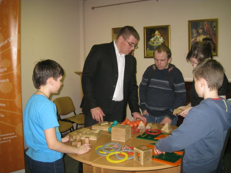 Фото к Интеллектуальные квесты и альтернативные источники энергии. ИЦАЭ города Ульяновска принял участие в  «Библиосумерках». 