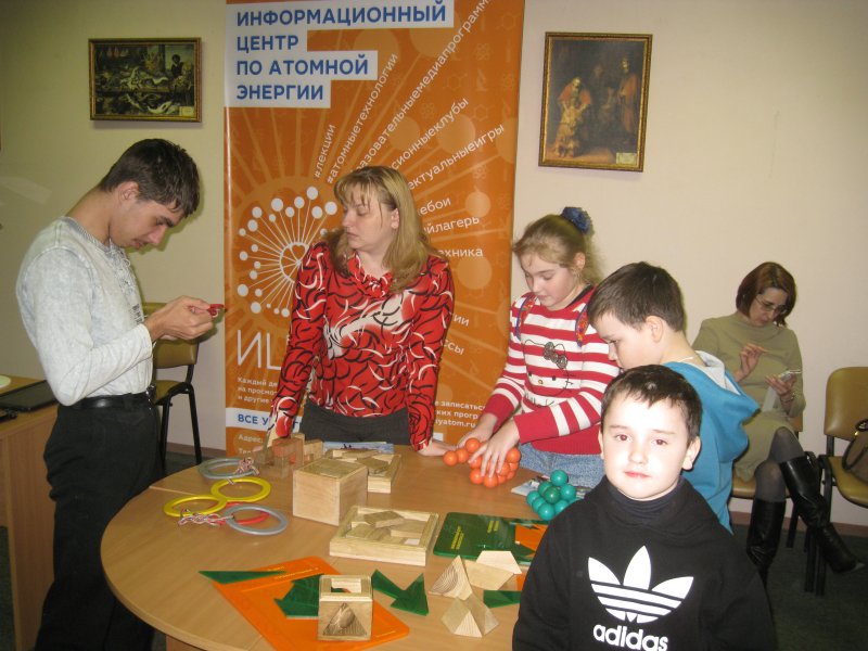 Фото к Интеллектуальные квесты и альтернативные источники энергии. ИЦАЭ города Ульяновска принял участие в  «Библиосумерках». 