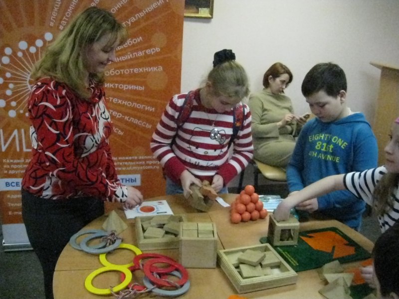 Фото к Интеллектуальные квесты и альтернативные источники энергии. ИЦАЭ города Ульяновска принял участие в  «Библиосумерках». 