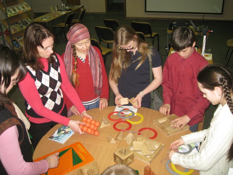 Фото к Интеллектуальные квесты и альтернативные источники энергии. ИЦАЭ города Ульяновска принял участие в  «Библиосумерках». 