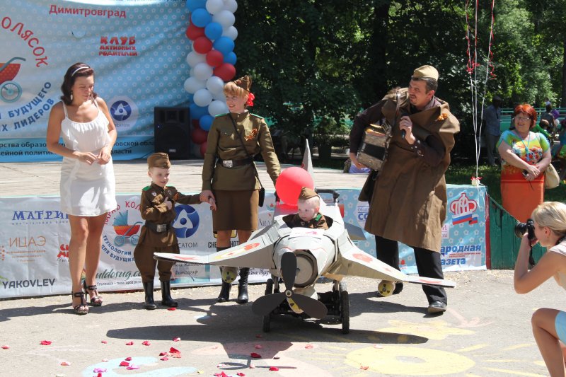 Фото к «Технологии будущего для будущих лидеров». В Ульяновске прошёл парад колясок.