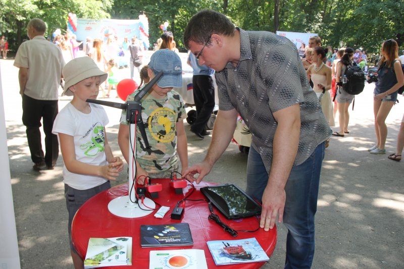 Фото к «Технологии будущего для будущих лидеров». В Ульяновске прошёл парад колясок.