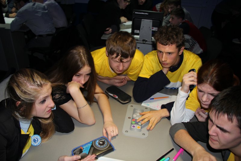 Фото к Более 500 ульяновских ребят стали участниками «Научных Ёлок» в ИЦАЭ